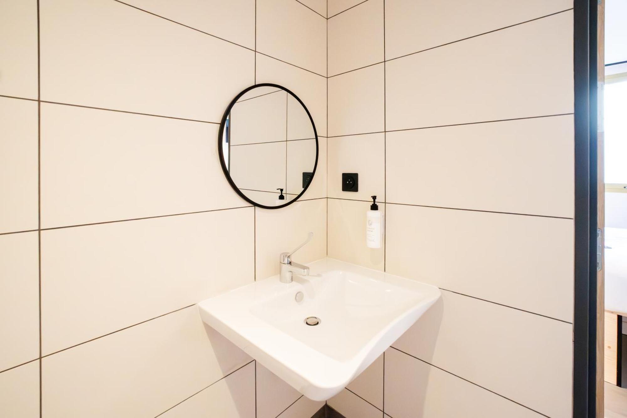 Easyhotel Marseille Euromed Экстерьер фото