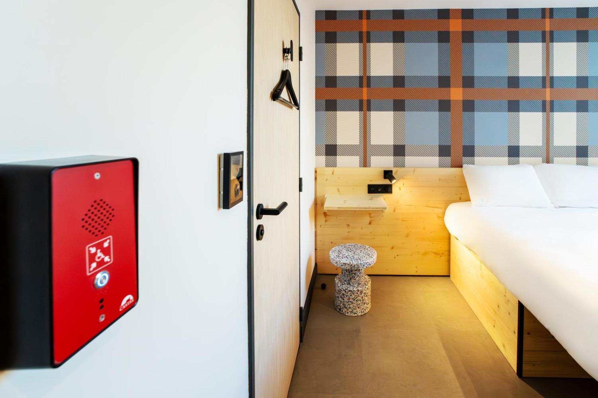 Easyhotel Marseille Euromed Экстерьер фото