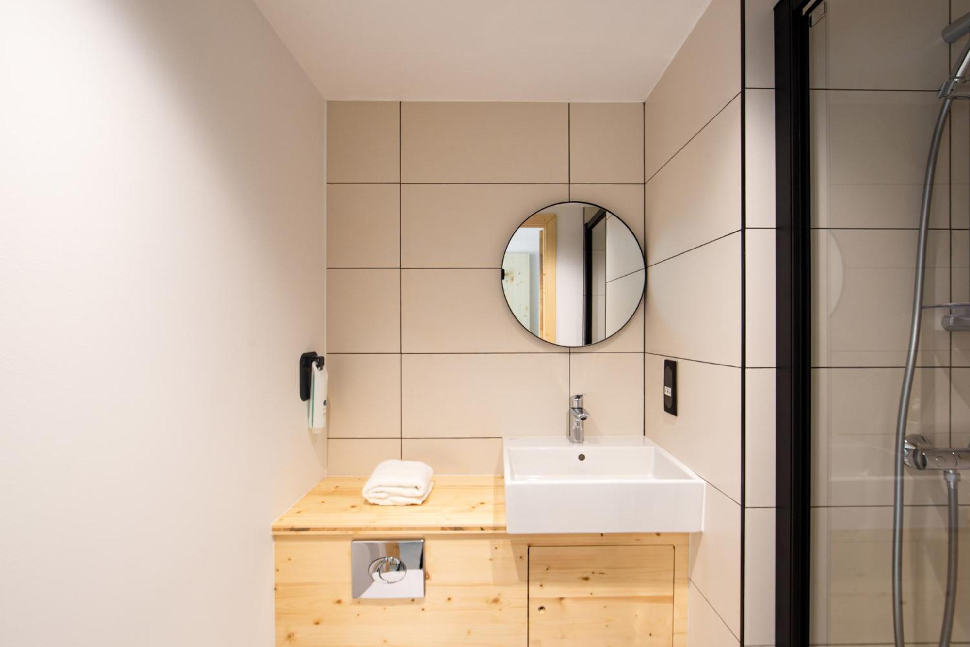 Easyhotel Marseille Euromed Экстерьер фото